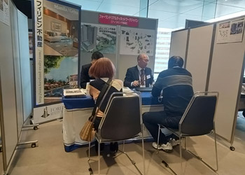 ブースでの商談の様子その1