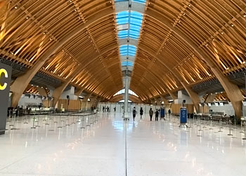 マクタンセブ国際空港・第3ターミナルの受付カウンター