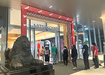 三越BGCのメインエントランス