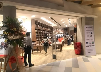 三越BGCに出店された「紀伊國屋書店」